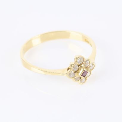 Bague en or jaune (750/1000) ornée d'une...