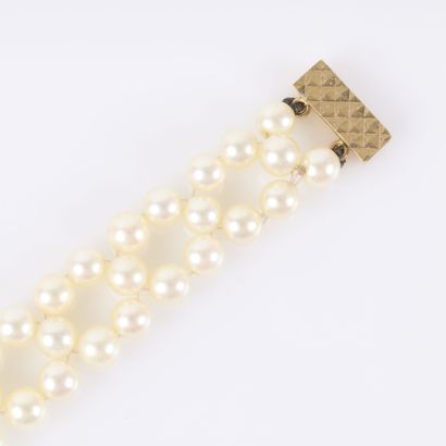 Cultured pearl bracelet strung in a crisscross...