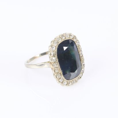 . White gold ring set with a cushion-cut...