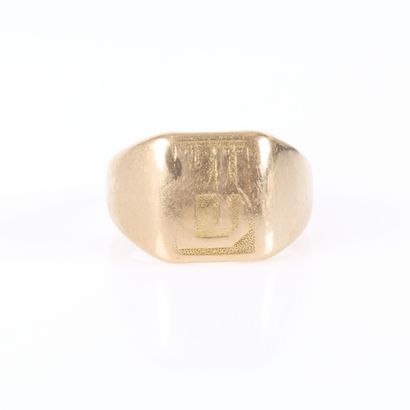 Gold signet ring. Worn. TDD 62. 10.55 g,...