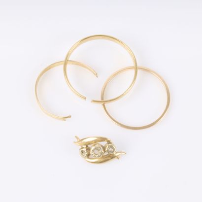 Bague et 2 alliances en or. Accidents. 4,81...