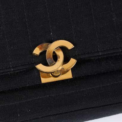 CHANEL. Sac à main en jersey noir, surpiqûres...