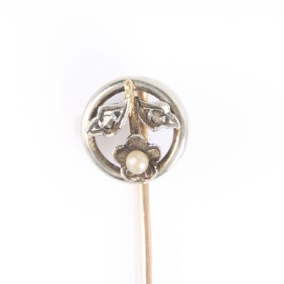 18K gold tie pin 
featuring a flower 
2.48...