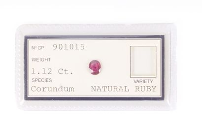 Rubis ovale sous scellé, accompagné de :
-...