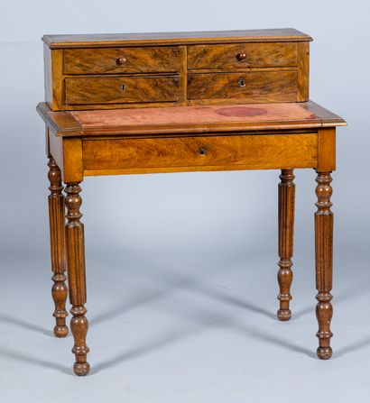Petit bureau à gradin en acajou. Epoque XIX°...