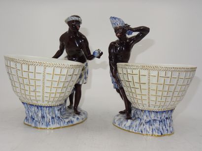 SAXE: Paire de coupes en porcelaine polychrome...