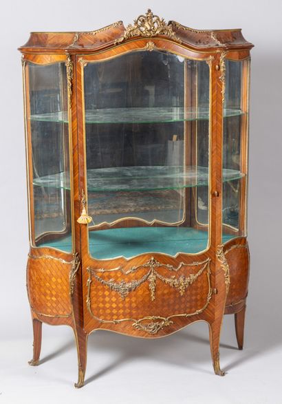 Vitrine de style Louis XV galbée toutes faces...