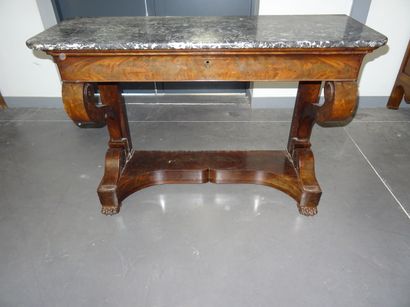 Console en acajou et placage d'acajou ouvrant...