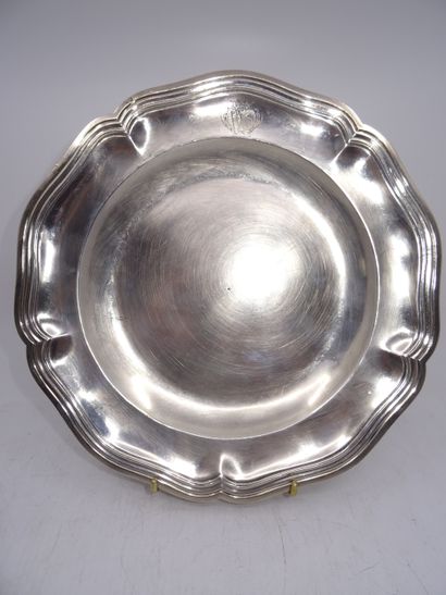 Assiette à contours en argent à décor armorié....
