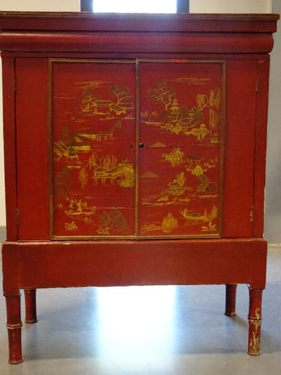 CHINE: Petit cabinet en bois laqué rouge...