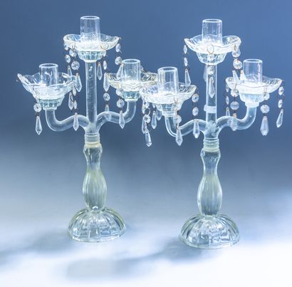 Paire de candélabres en verre à trois bras...