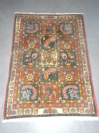 BAKTIAR : Tapis en laine polychrome. Dimensions...