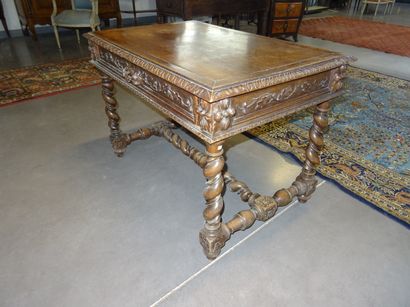 Table à écrire de style Henri II en chêne...
