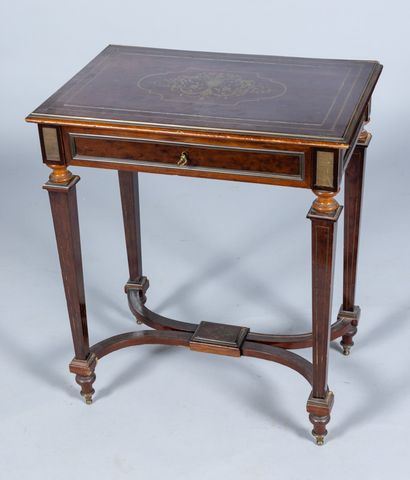 Table écritoire de style Louis XVI, plateau...
