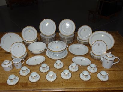 LIMOGES : Beau service de table en porcelaine,...