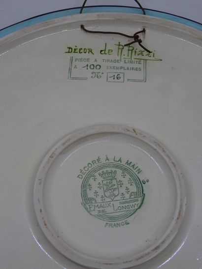 LONGWY : Plat circulaire en faïence à décor...