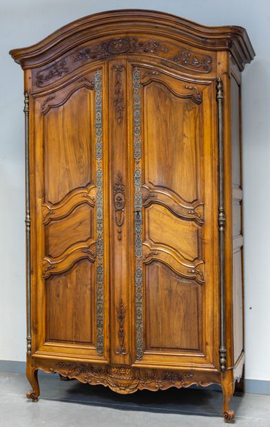 Armoire provençale dîte de maries en noyer...