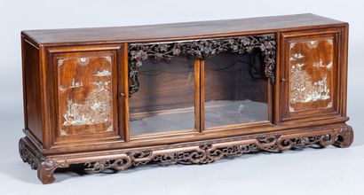Vitrine basse en bois précieux reposant sur...