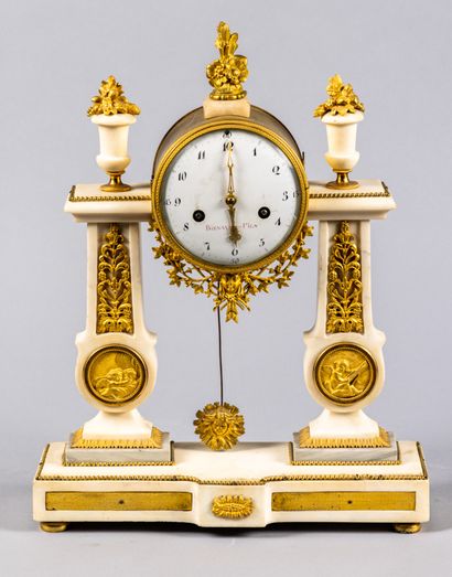 Pendule Louis XVI en marbre blanc et bronzes...