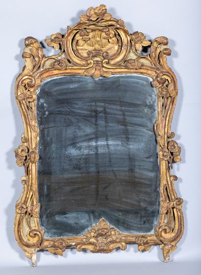 Miroir en bois sculpté et doré à décor de...