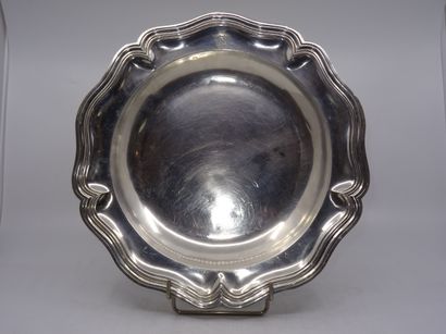 Plat creux en argent à contours et agrafes...