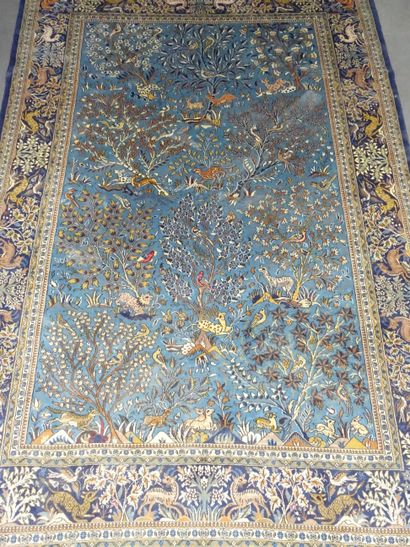 IRAN: Tapis en laine à fond bleu à décor...