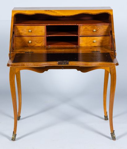Bureau dos d'âne en noyer reposant sur quatre...
