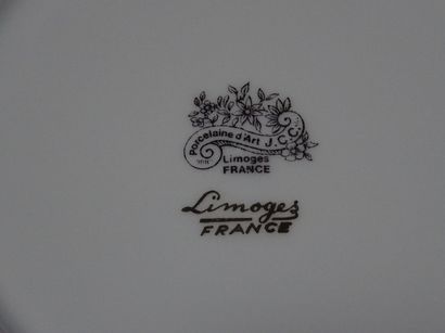 LIMOGES : Beau service de table en porcelaine,...