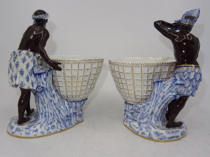 SAXE: Paire de coupes en porcelaine polychrome...