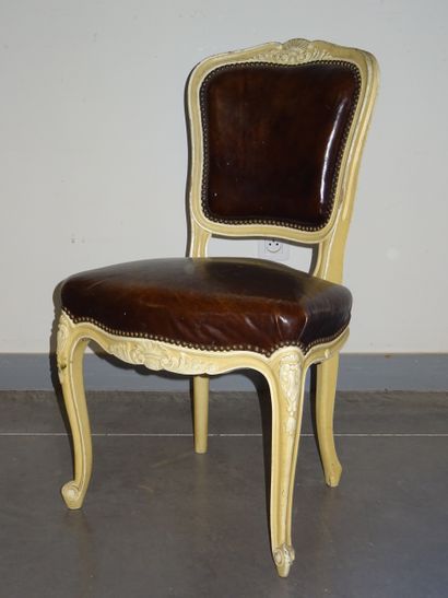 Chaise de style Louis XV en bois muluré,...