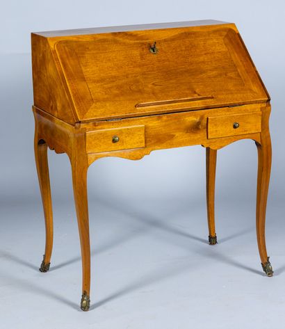 Bureau dos d'âne en noyer reposant sur quatre...
