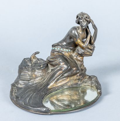 Encrier en métal , régule et miroir représentant...