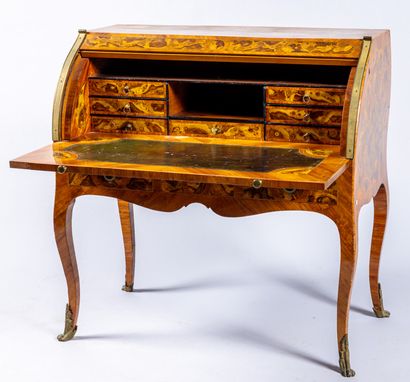 Bureau cylindre Louis XV en placage de bois...
