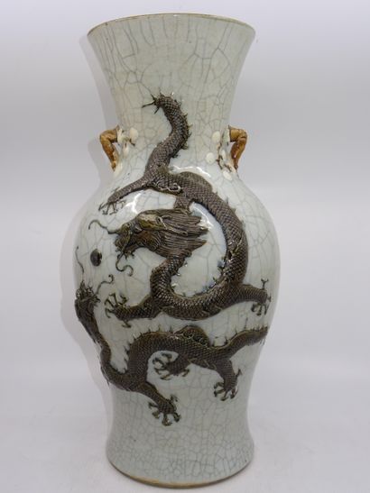 CHINE : Vase à anses en céramique craquelée...