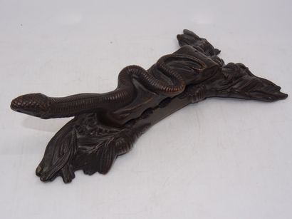 Mâche-bouchon en bronze à patine brune représentant...