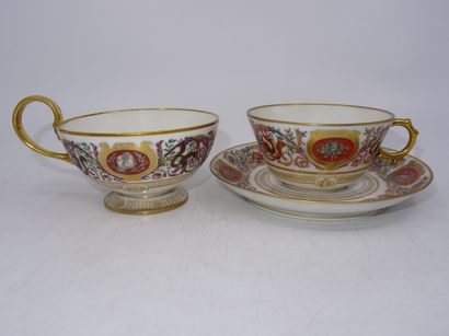 SEVRES : Tasse et sous-tasse en porcelaine...