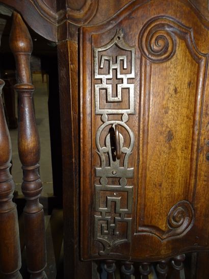 Pannetière en noyer mouluré à décor d'enroulements....