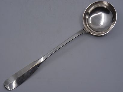 Louche en argent, modèle uniplat. Poinçon...