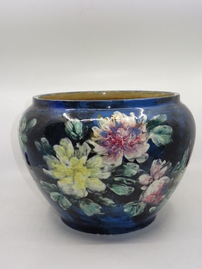Cache-pot en céramique à décor floral polychrome...
