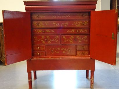 CHINE: Petit cabinet en bois laqué rouge...