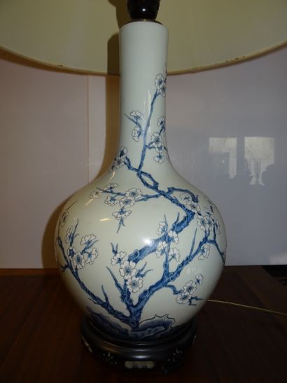 CHINE: Vase (monté en pied de lampe) en porcelaine...