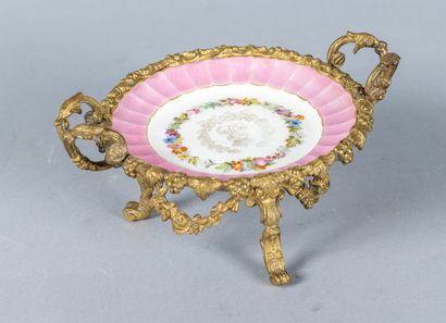 SEVRES: Petite coupe en porcelaine à décor...