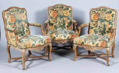 Suite de trois fauteuils à dossiers plats...