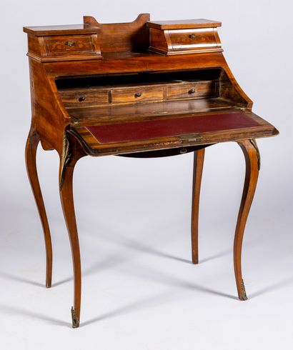 Petit bureau de dame à abattant de style...