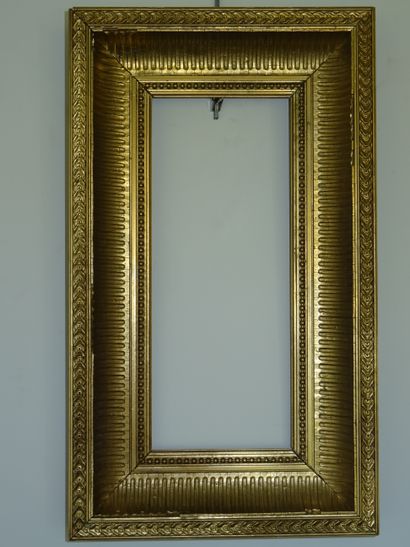 Petit cadre en bois et stuc doré à motif...