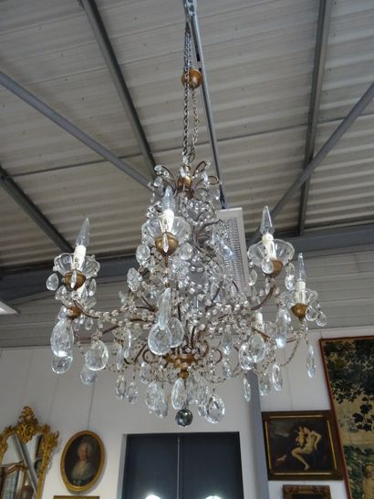 Joli lustre décoratif en fer doré éclairant...