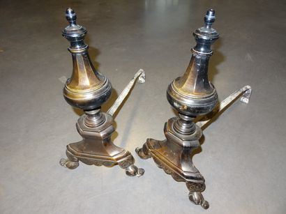 Paire de chenets en laiton patiné à décor...