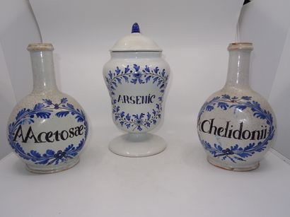 Paire de bouteilles de pharmacie en céramique...