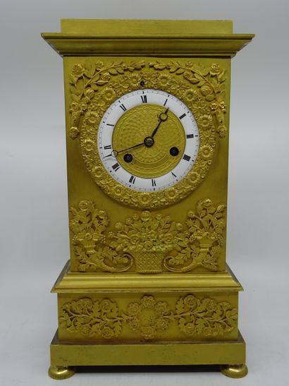 Pendule borne en métal et bronze doré d'époque...