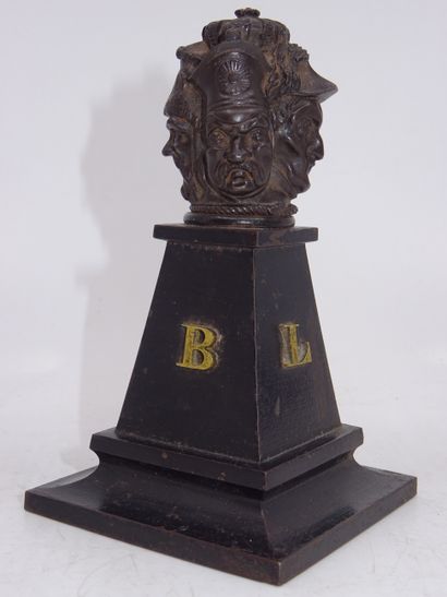 Petit sujet en bronze à patine brune représentant...